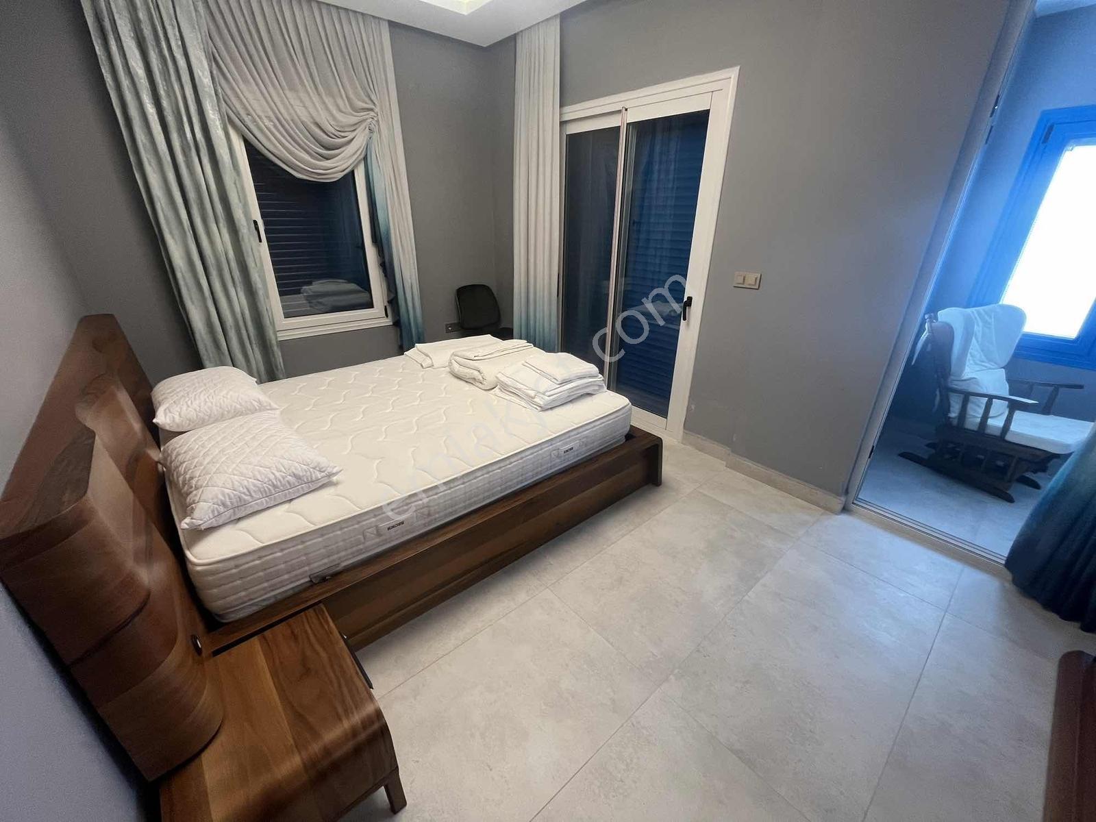 Çeşme'de Satılık Tam Müstakil Villa 4+1 420m2 Arsa Paylı — fotoğraf 12