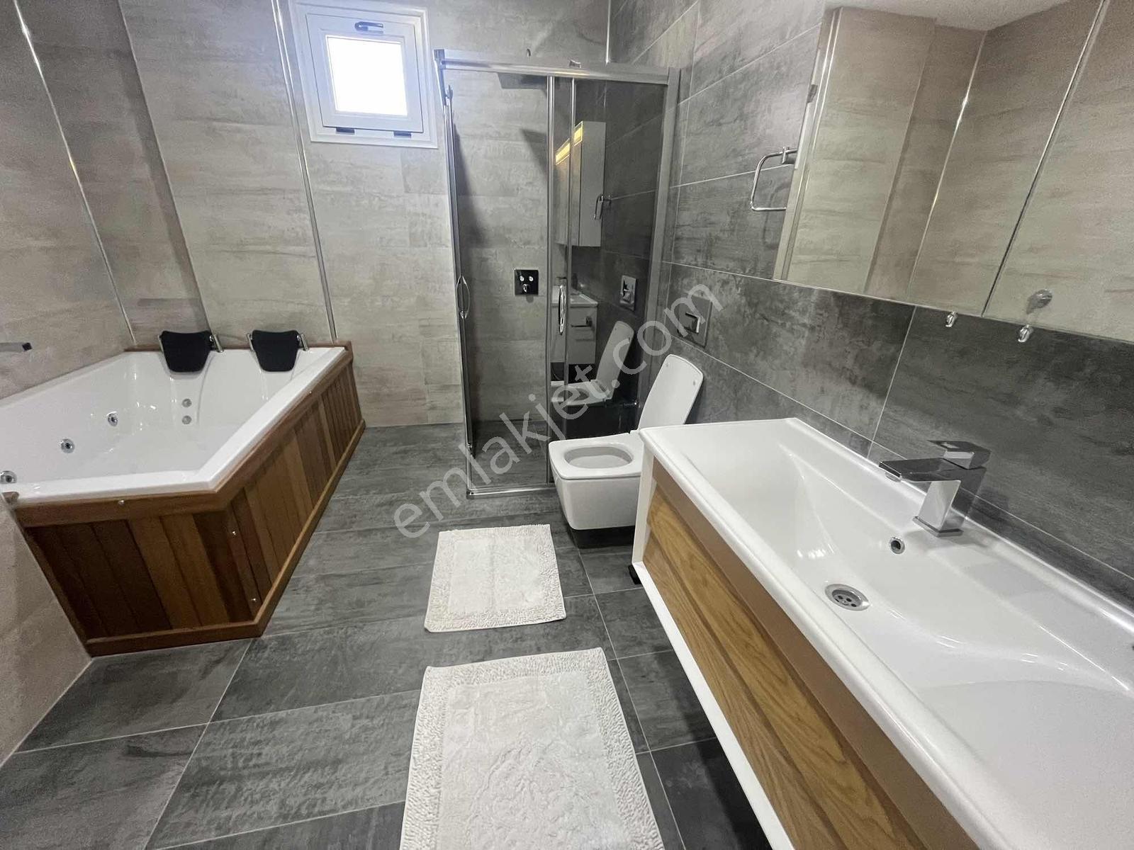 Çeşme'de Satılık Tam Müstakil Villa 4+1 420m2 Arsa Paylı — fotoğraf 13