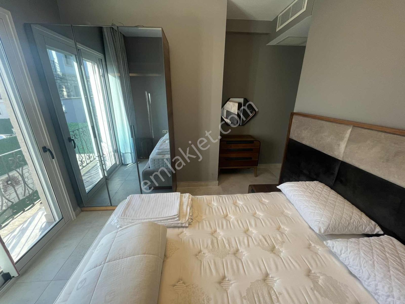 Çeşme'de Satılık Tam Müstakil Villa 4+1 420m2 Arsa Paylı — fotoğraf 16