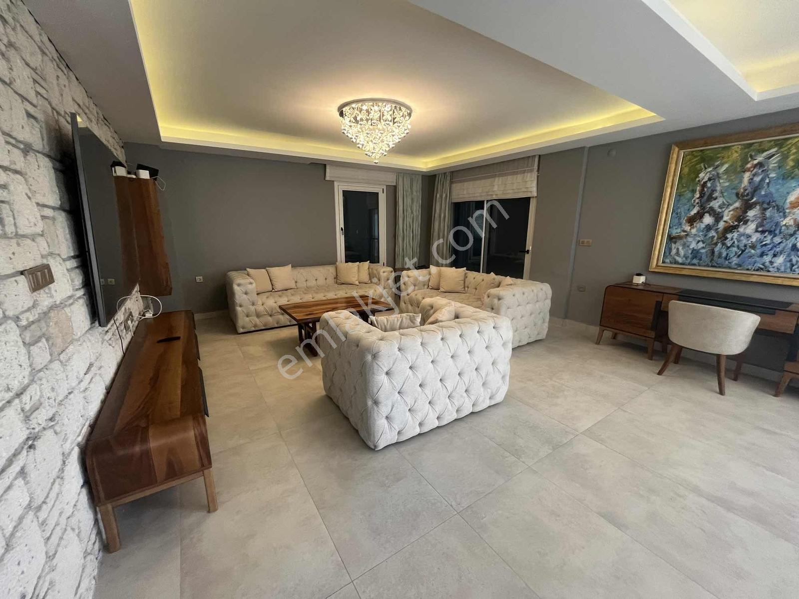 Çeşme'de Satılık Tam Müstakil Villa 4+1 420m2 Arsa Paylı — fotoğraf 25