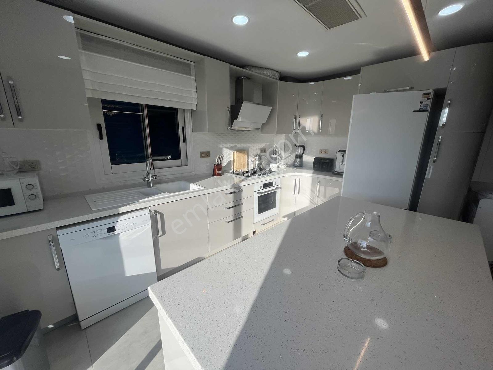 Çeşme'de Satılık Tam Müstakil Villa 4+1 420m2 Arsa Paylı — fotoğraf 30
