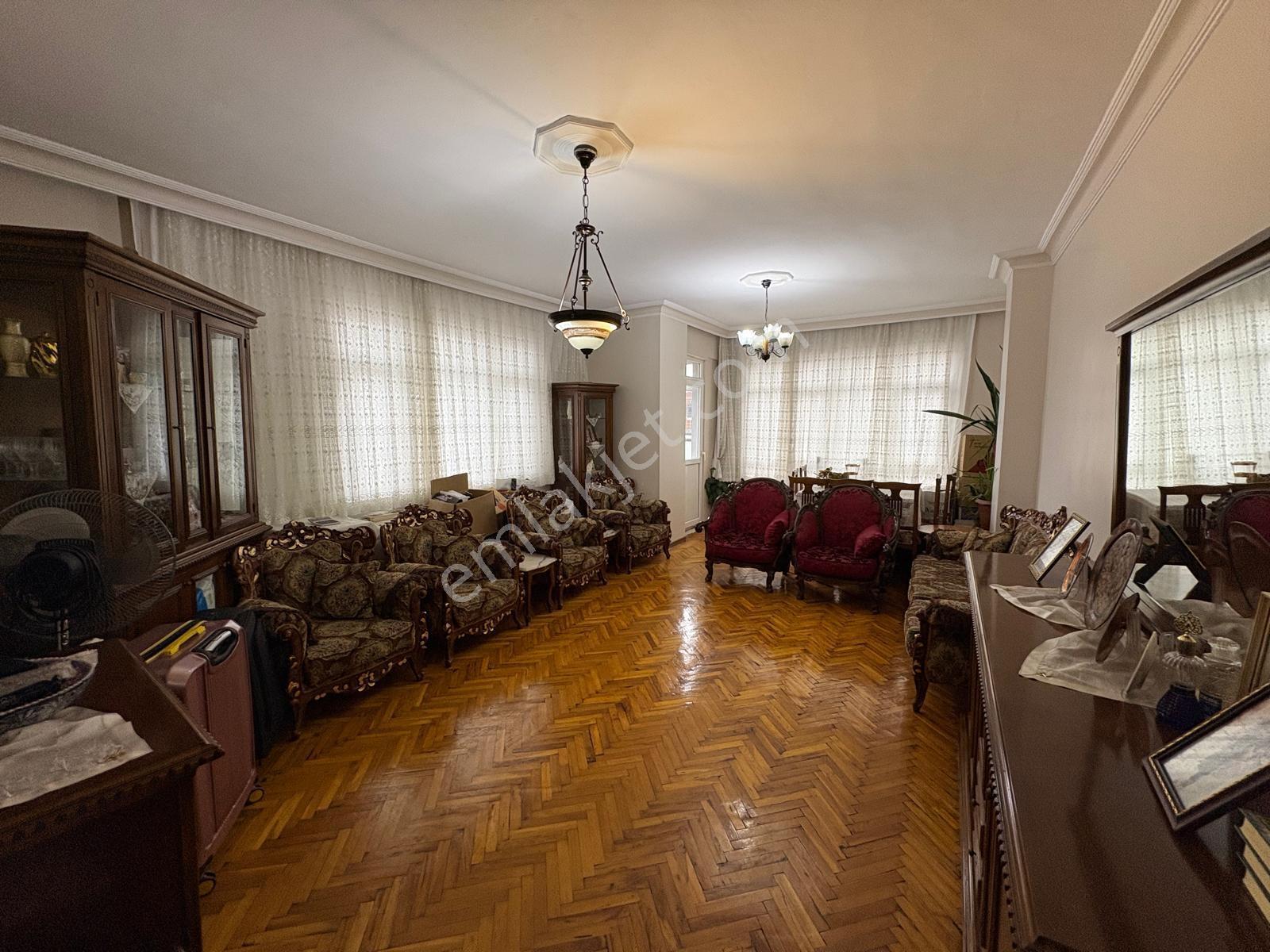 Bahçelievler Çamlık Caddesi Satılık 3+1 Asansörlü Daire 130 M2