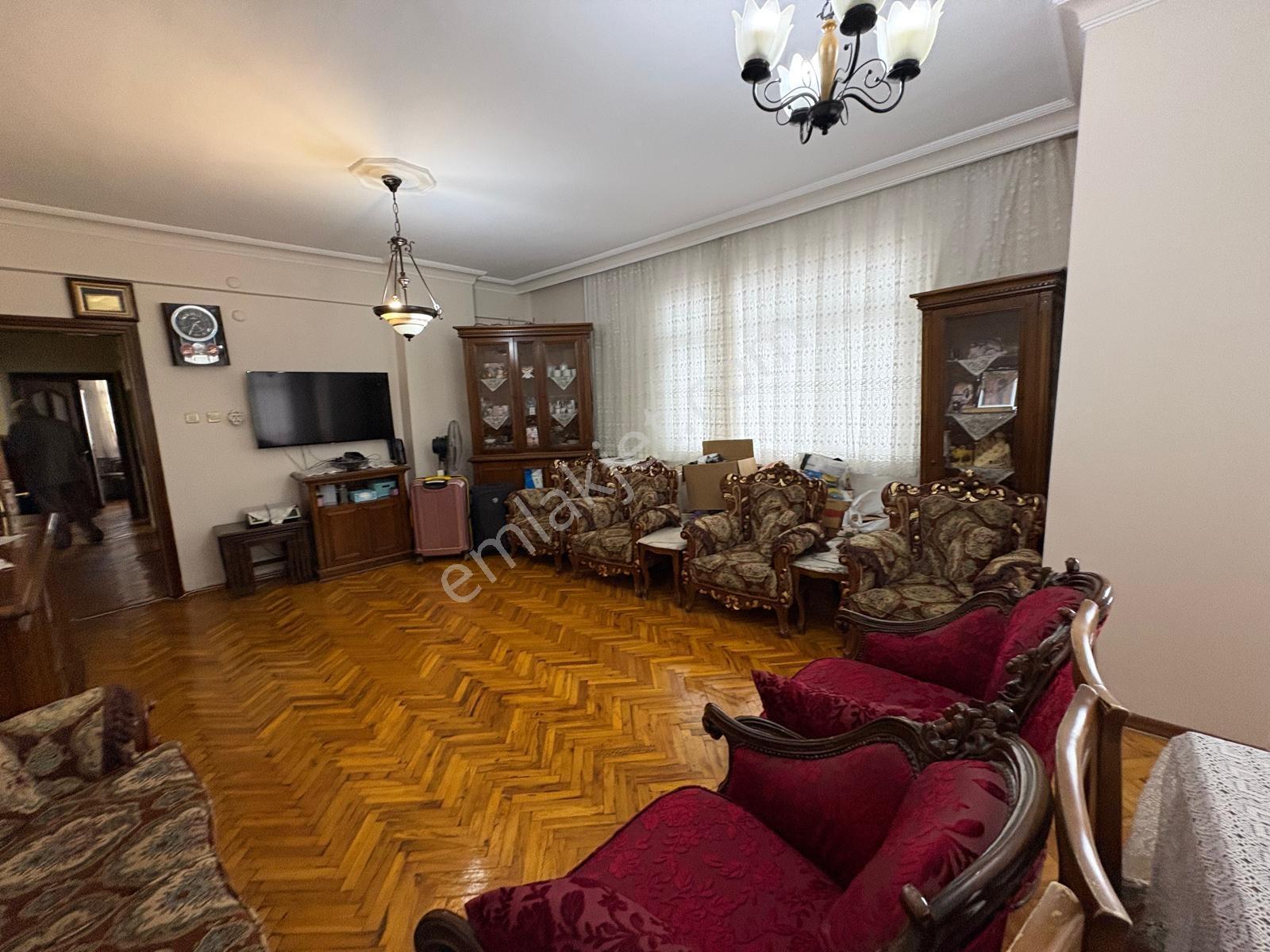Bahçelievler Çamlık Caddesi Satılık 3+1 Asansörlü Daire 130 M2 — fotoğraf 2