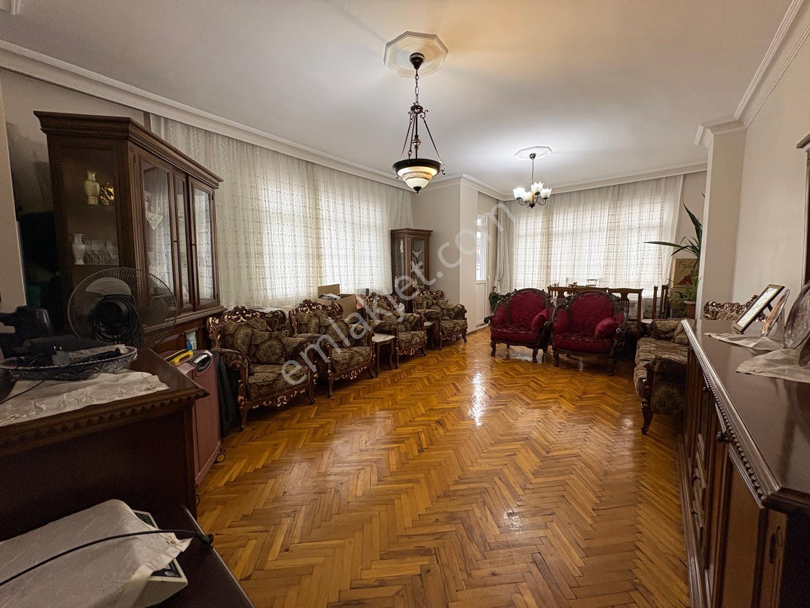 Bahçelievler Çamlık Caddesi Satılık 3+1 Asansörlü Daire 130 M2 — fotoğraf 3