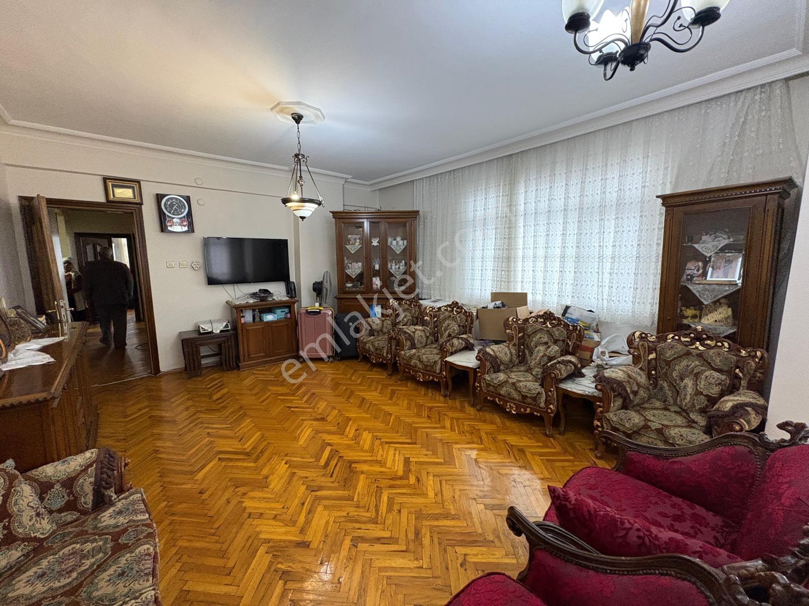 Bahçelievler Çamlık Caddesi Satılık 3+1 Asansörlü Daire 130 M2 — fotoğraf 4