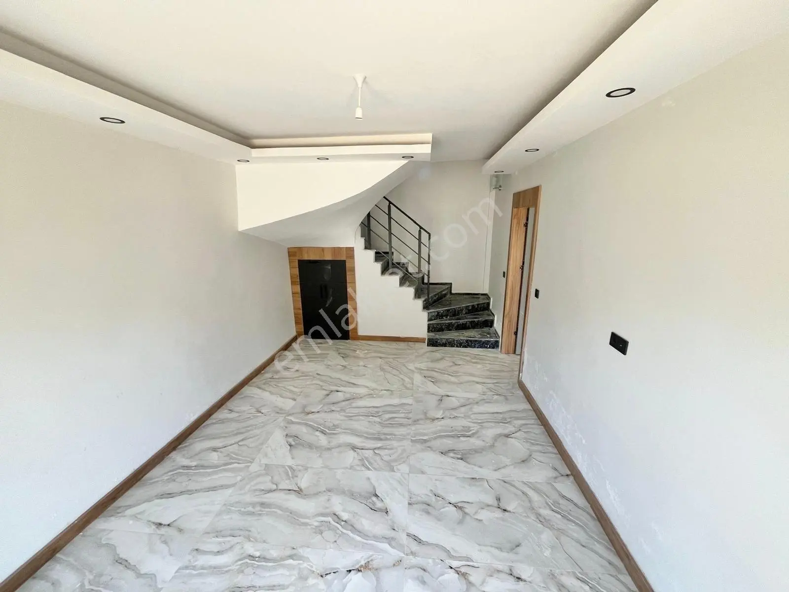 Ay Emlaktan Pelitköy'de Denize Sadece 1 Sokak Doğa İle İç İçe Satılık 4+1 Lüks Müstakil Villa — fotoğraf 9