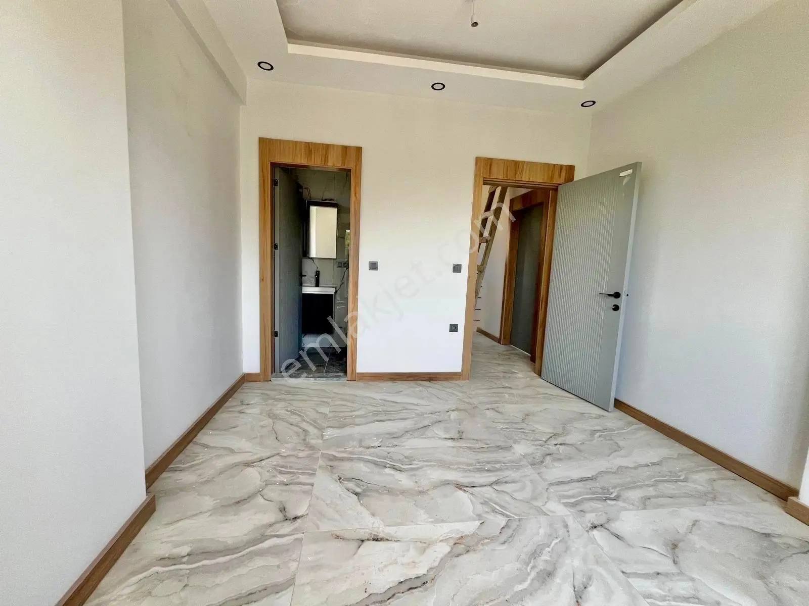 Ay Emlaktan Pelitköy'de Denize Sadece 1 Sokak Doğa İle İç İçe Satılık 4+1 Lüks Müstakil Villa — fotoğraf 23