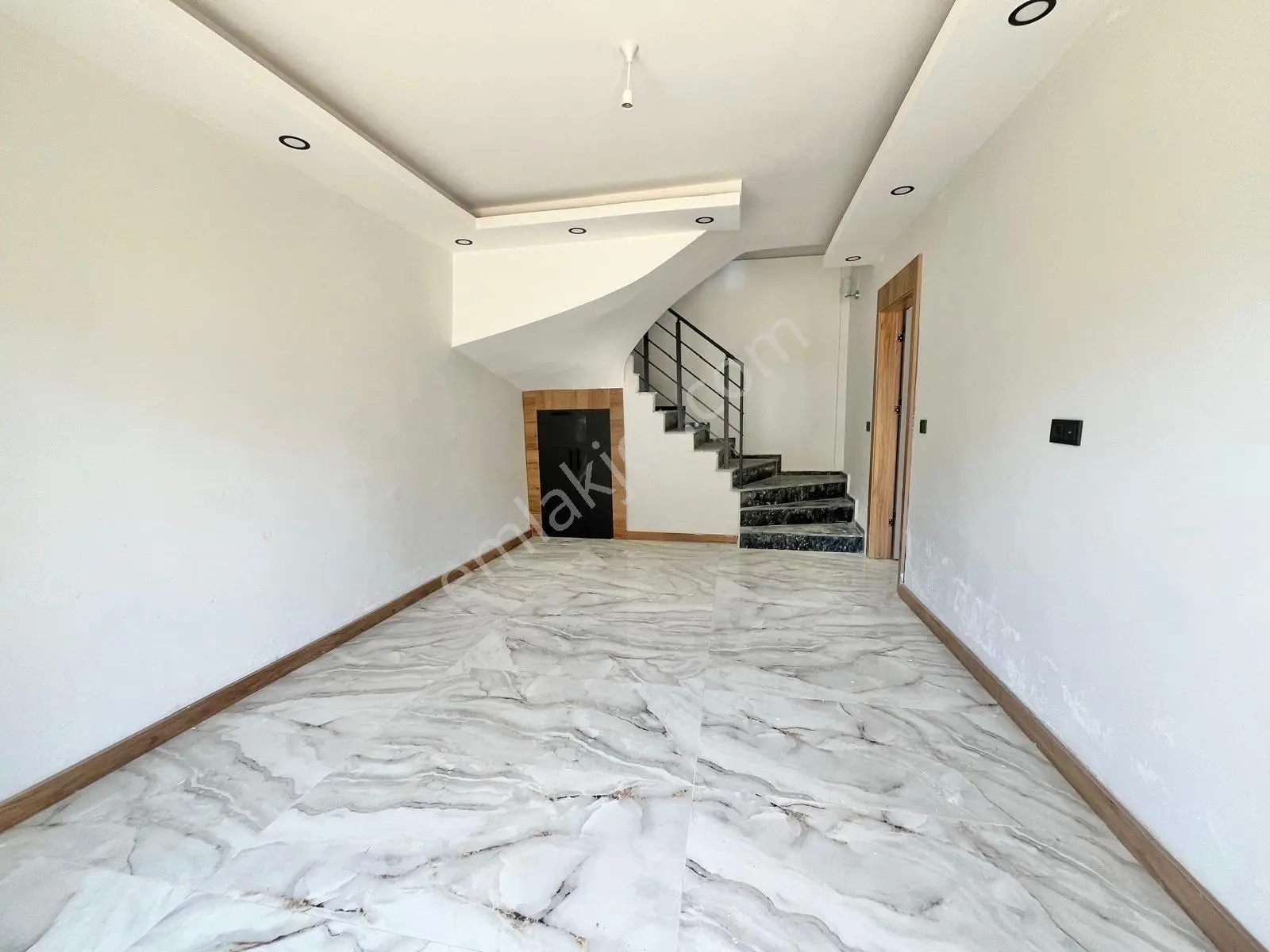 Ay Emlaktan Pelitköy'de Denize Sadece 1 Sokak Doğa İle İç İçe Satılık 4+1 Lüks Müstakil Villa — fotoğraf 29