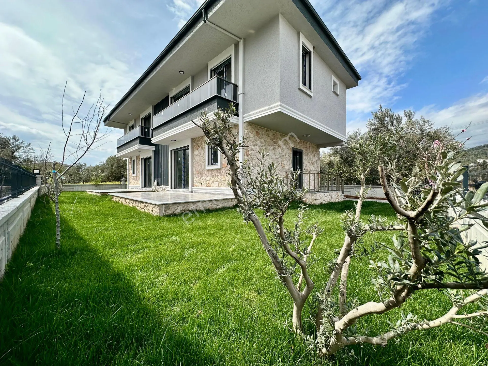꧁ay Emlaktan꧂denize Sadece 50 Mt Yüzme Havuzlu Geniş Bahçeli Satılık 3+1 Villa — fotoğraf 3