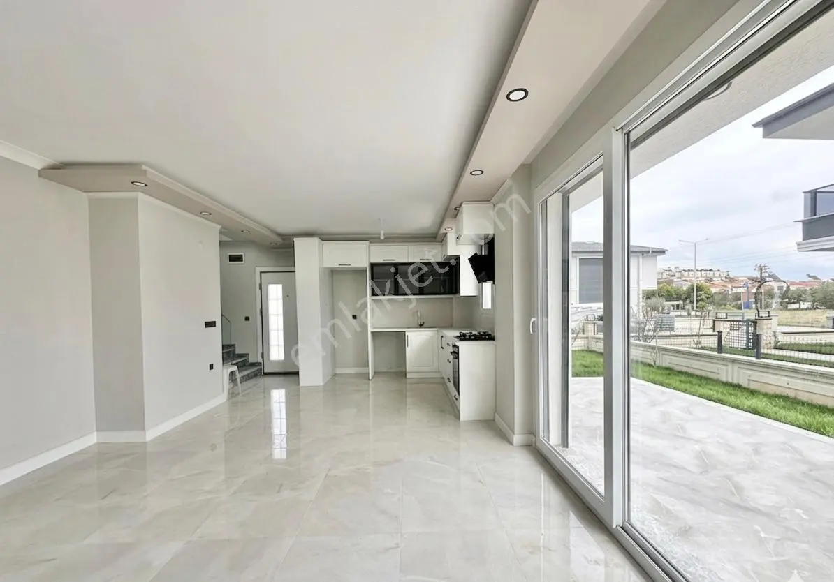 ꧁ay Emlaktan꧂denize Sadece 50 Mt Yüzme Havuzlu Geniş Bahçeli Satılık 3+1 Villa — fotoğraf 4