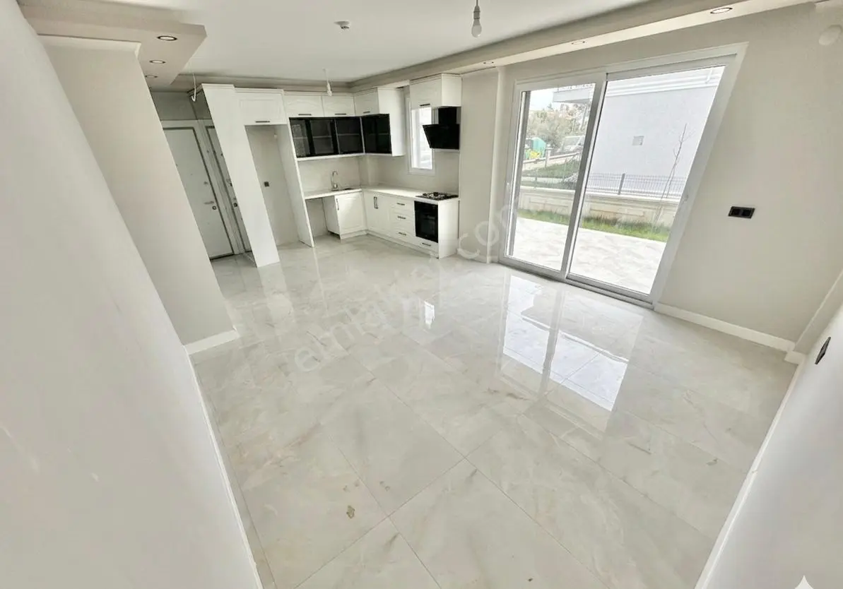 ꧁ay Emlaktan꧂denize Sadece 50 Mt Yüzme Havuzlu Geniş Bahçeli Satılık 3+1 Villa — fotoğraf 5