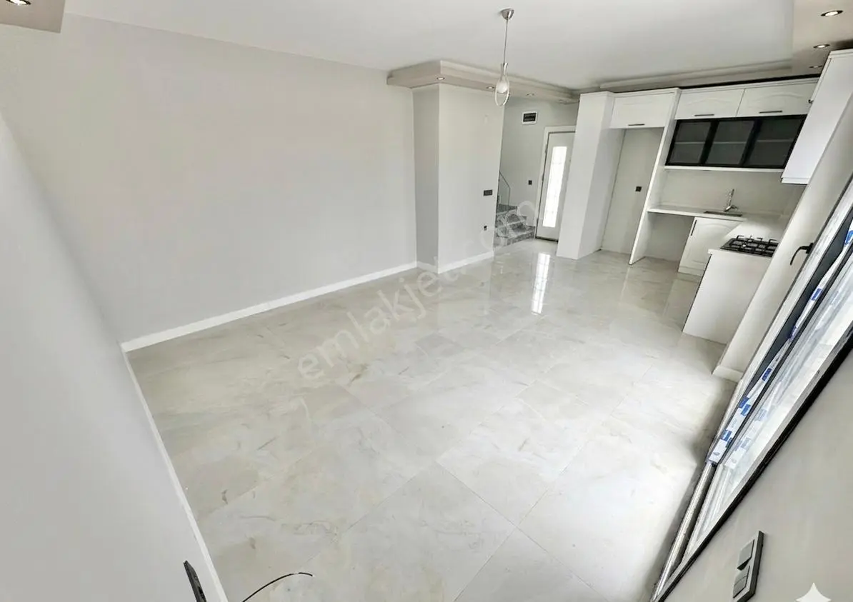 ꧁ay Emlaktan꧂denize Sadece 50 Mt Yüzme Havuzlu Geniş Bahçeli Satılık 3+1 Villa — fotoğraf 6