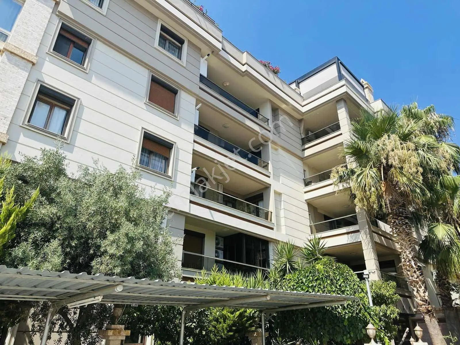 Kuşadası Ege Mahallesinde 4+1 Arakat Geniş Satlık Daire — fotoğraf 2