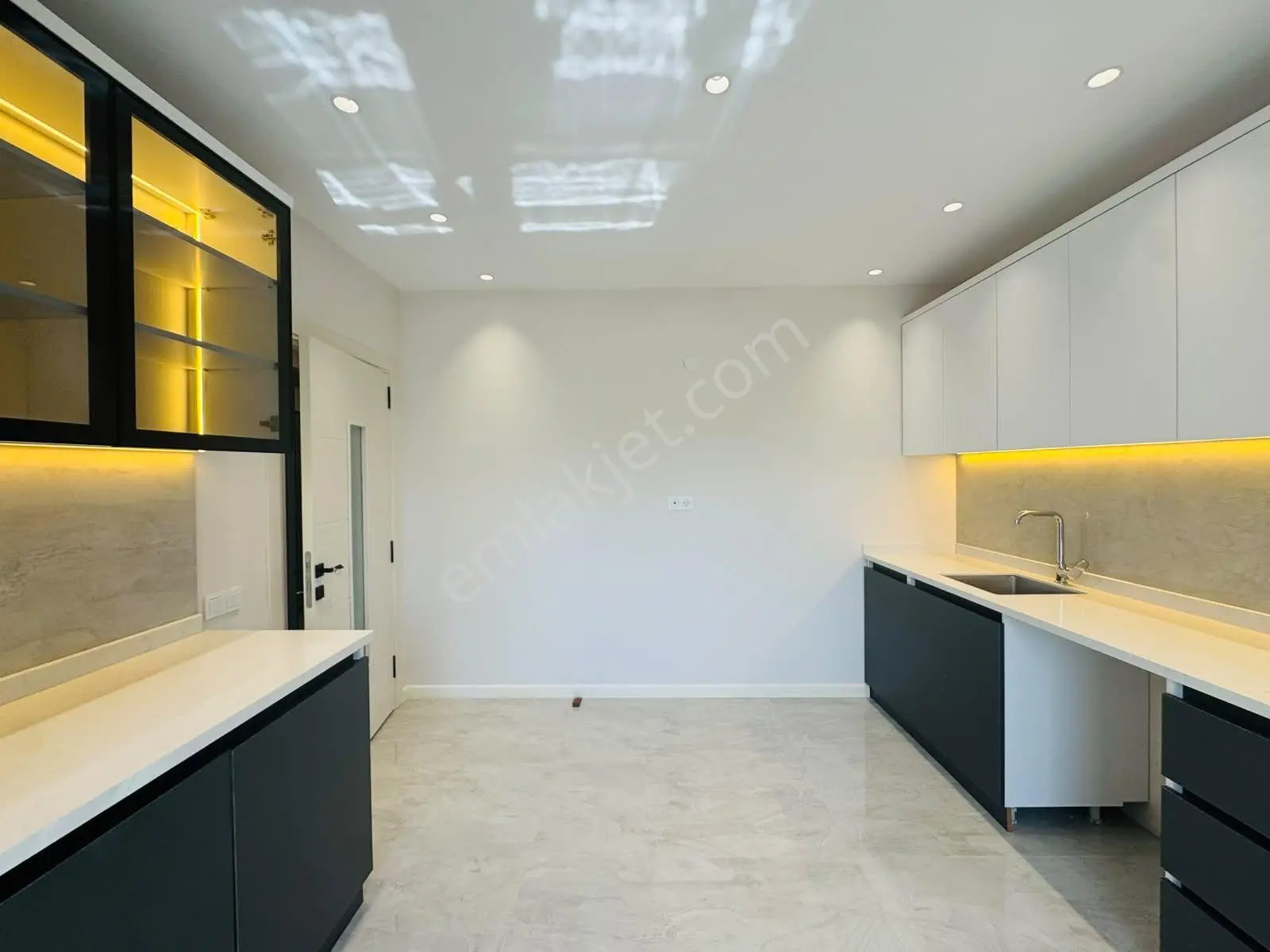 Mer-pa İnş Bağlık Mah'de/ Acil Satılık / İskanlı Cam Balkon Sıfır 2+1 — fotoğraf 3