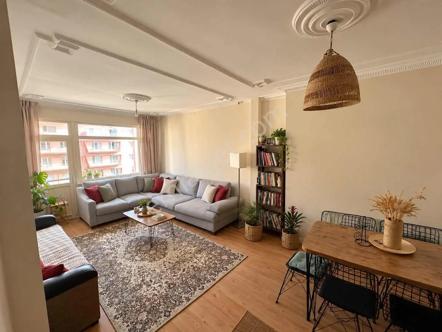 Cadde Üzerinde 3+1 Satılık Daire