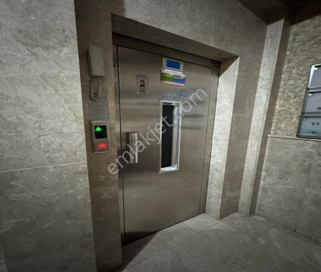Mahmutbey'de Cadde Üzeri Yeni Binada Geniş 3+1 Daire !!! — fotoğraf 33
