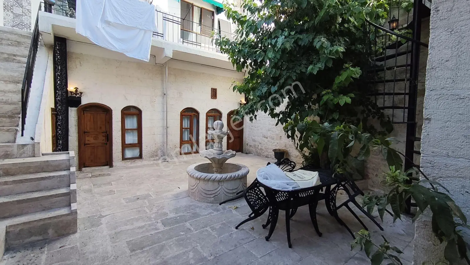 Urfa Merkezde İçi Yapılı Eşyalı Satılık Avlulu Kargir Ev