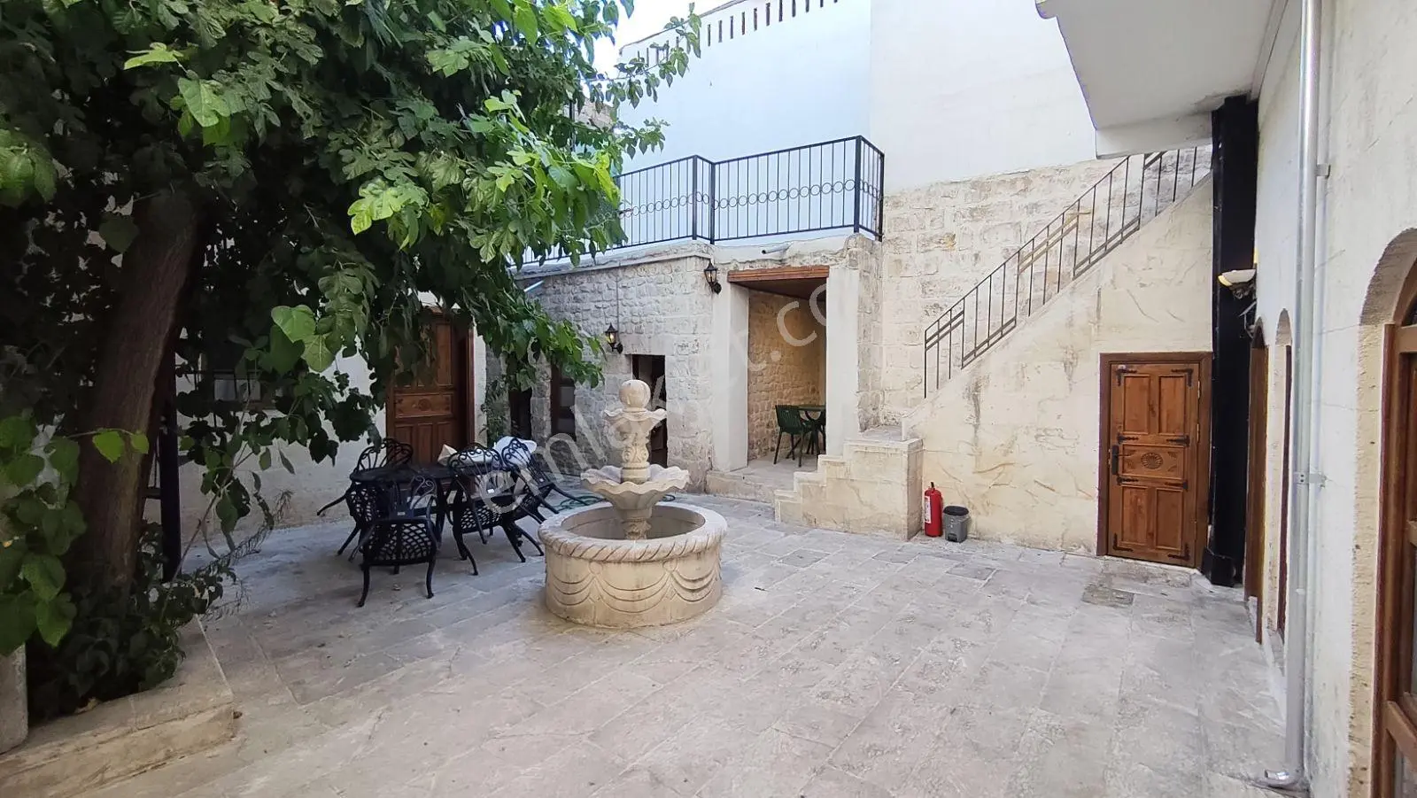 Urfa Merkezde İçi Yapılı Eşyalı Satılık Avlulu Kargir Ev — fotoğraf 3
