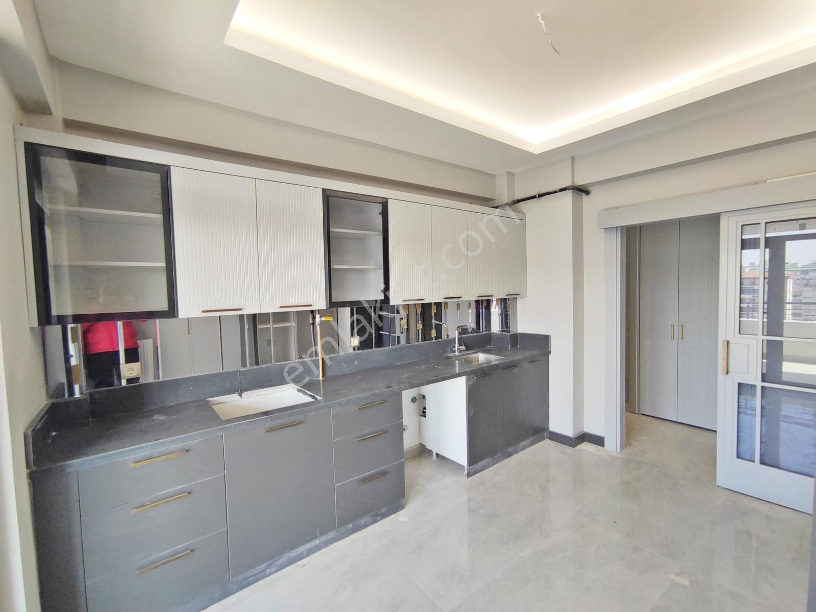 Karacaahmet2'De Arakat Geniş Oturum Geniş Balkon Şık Tasarm2+1