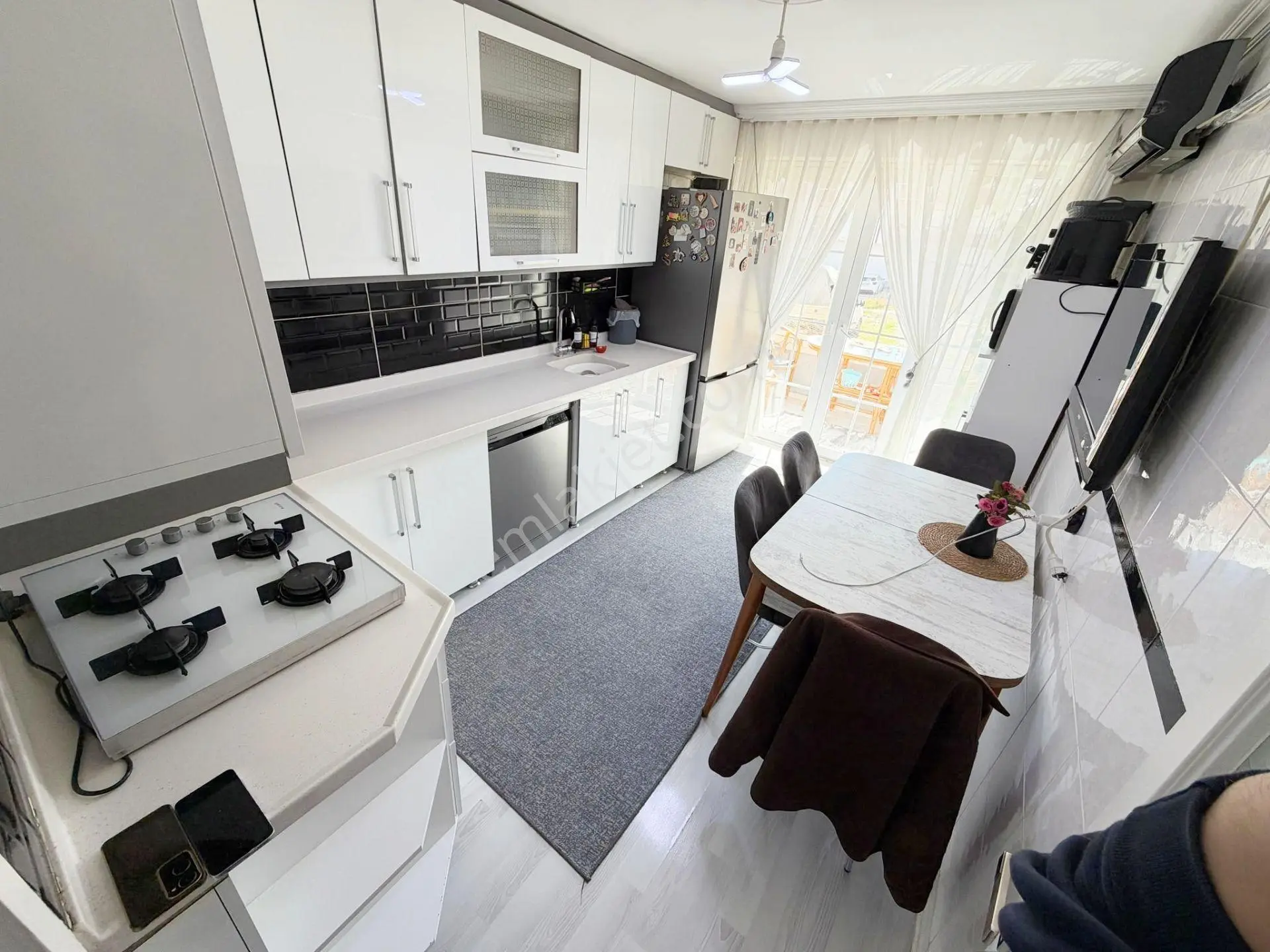 3+1 1.Kat Cadde Üzeri Antares Avm Yakını İçi Masrafız