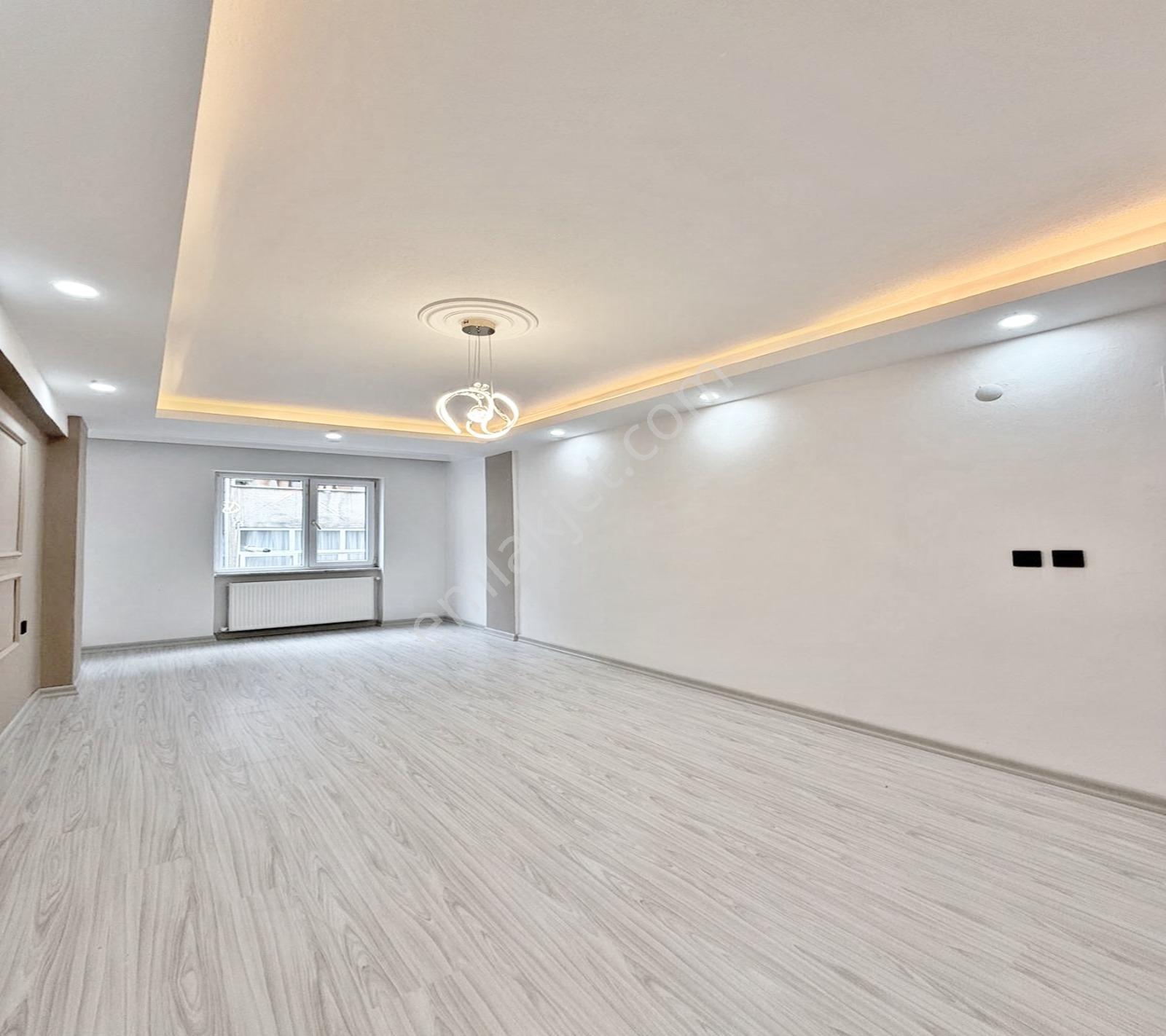 Esenyurt Kıraç Osmangazi Mahallesinde Yürüyüş Yolunun Dibinde — fotoğraf 4
