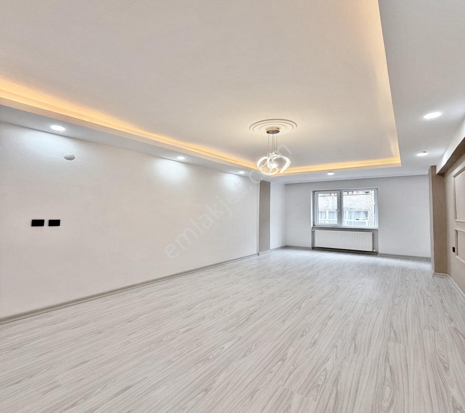 Esenyurt Kıraç Osmangazi Mahallesinde Yürüyüş Yolunun Dibinde — fotoğraf 8