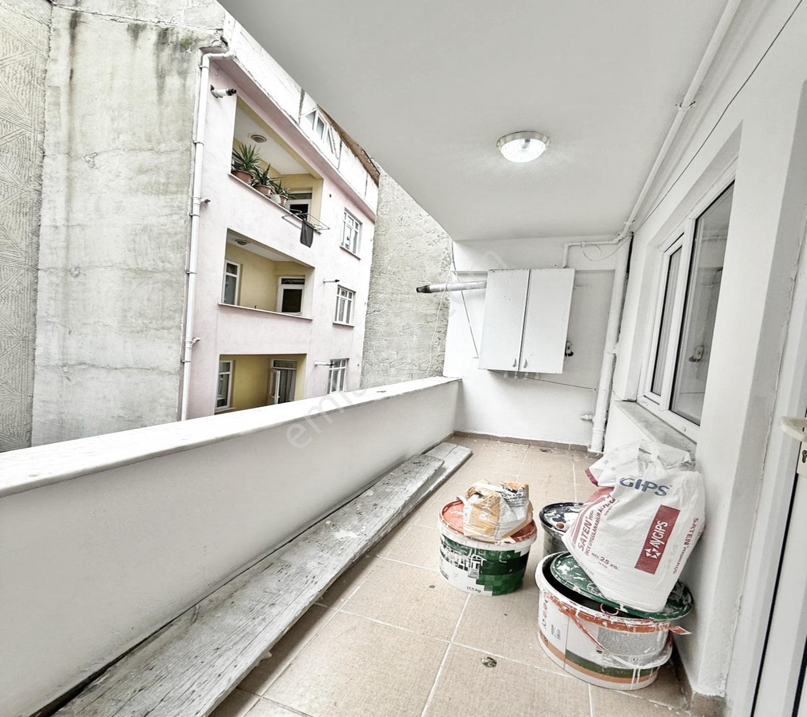 Esenyurt Kıraç Osmangazi Mahallesinde Yürüyüş Yolunun Dibinde — fotoğraf 11