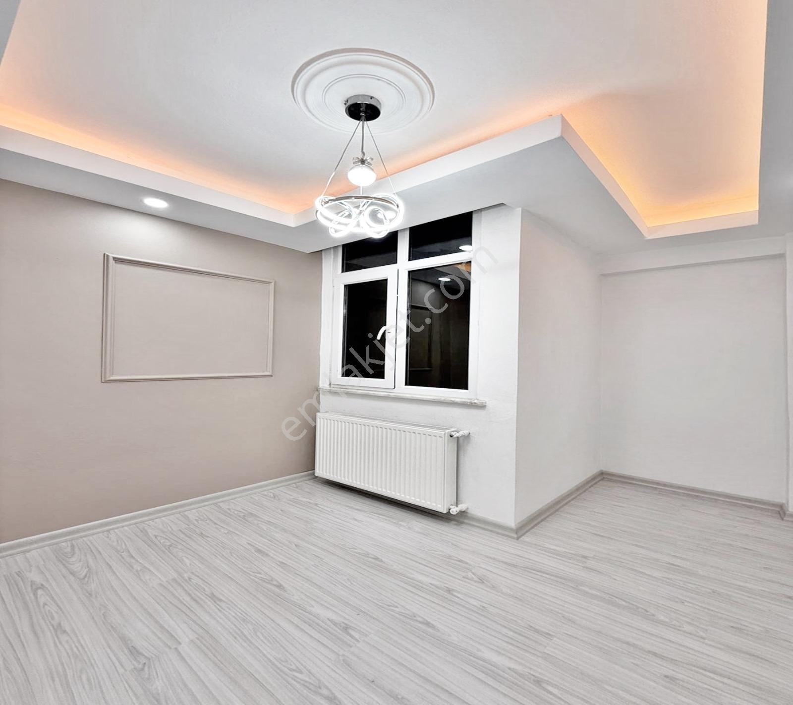 Esenyurt Kıraç Osmangazi Mahallesinde Yürüyüş Yolunun Dibinde — fotoğraf 24