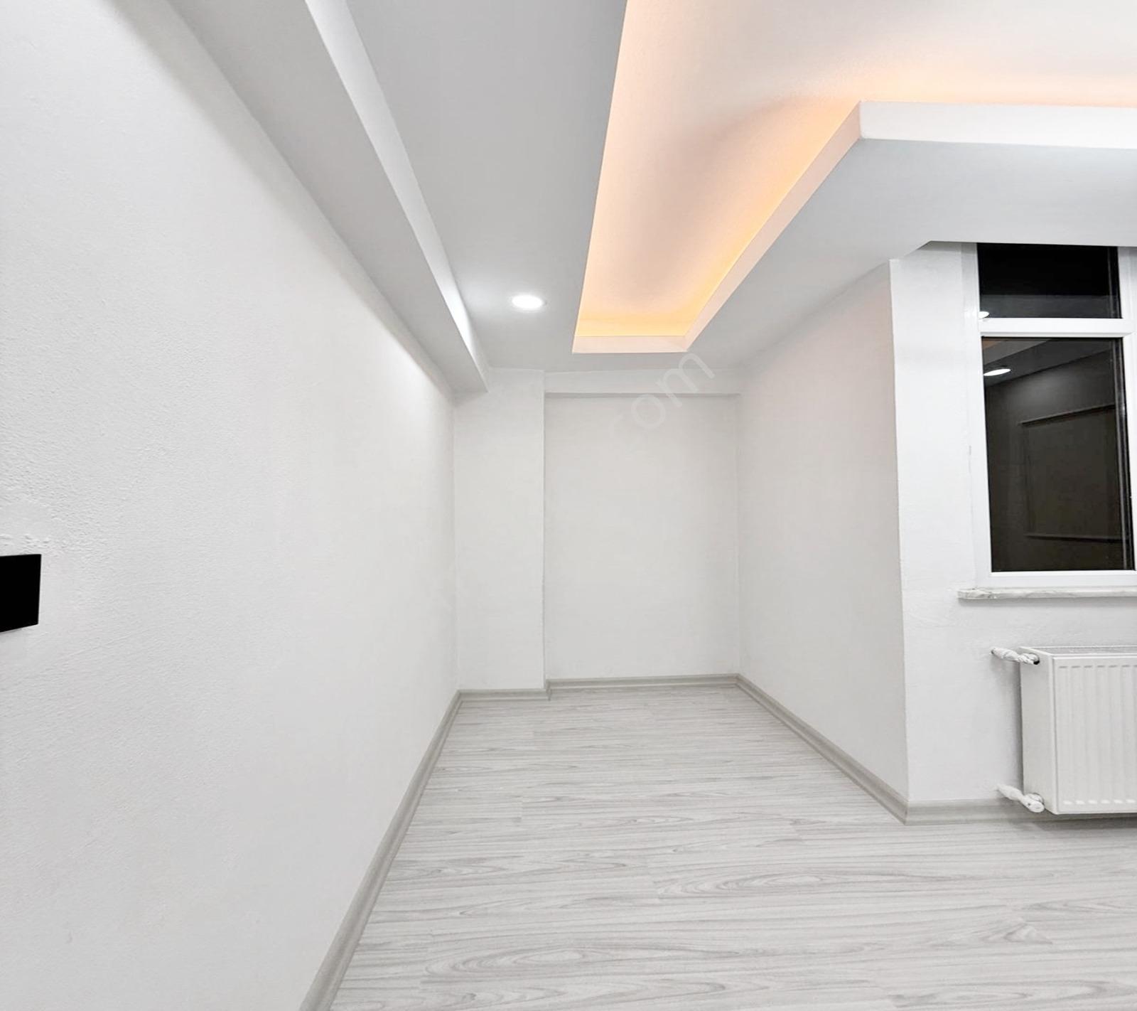 Esenyurt Kıraç Osmangazi Mahallesinde Yürüyüş Yolunun Dibinde — fotoğraf 25