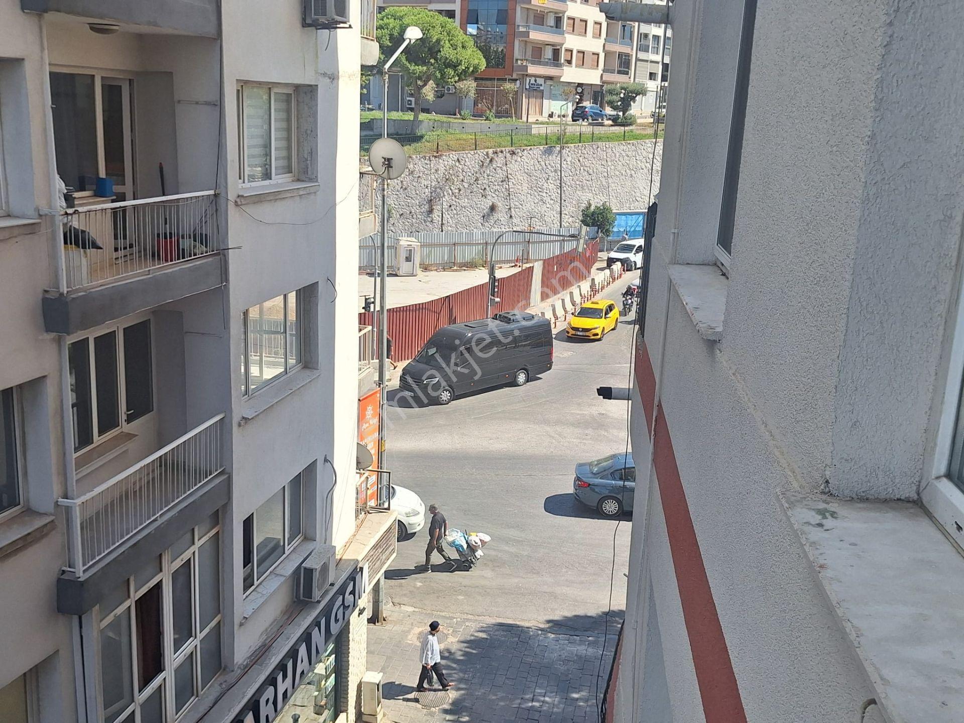 Ücyol Buca Metrocıkışında Asansörlü Bakımlı Arakat — fotoğraf 4