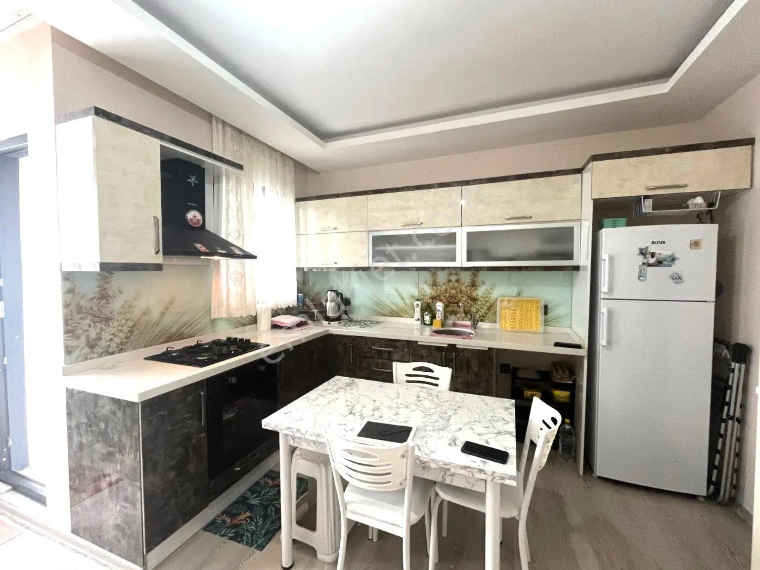𝄞melodi'den Akçay Merkez'de Piyasanın Altında Ön Cephe Asansörlü Cam Balkon 1+1...