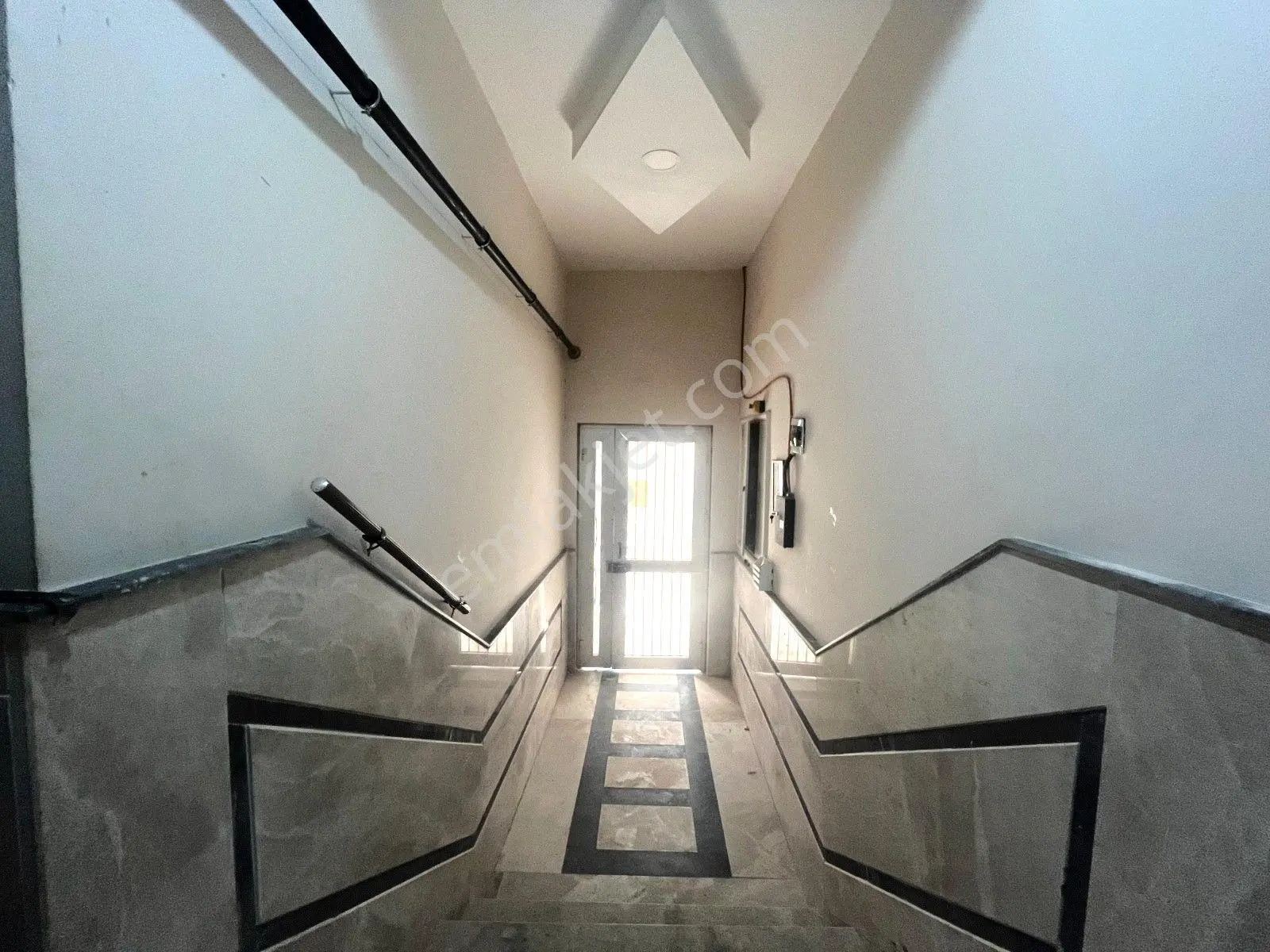 𝄞melodi'den Akçay Merkez'de Piyasanın Altında Ön Cephe Asansörlü Cam Balkon 1+1 Daire — fotoğraf 2