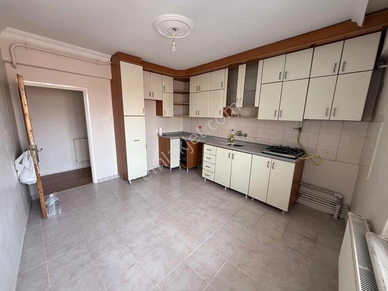 3+1 Geniş Bakımlı Çarşı Merkezde Satılık Uygun Fiyata Daire