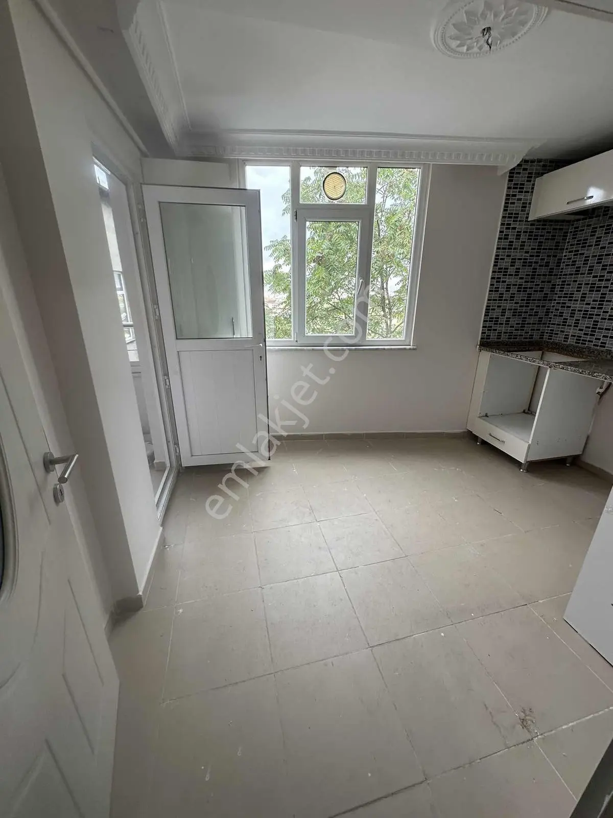 Özer Emlakdan Satılık İskanlı 2+1 Daire — fotoğraf 4