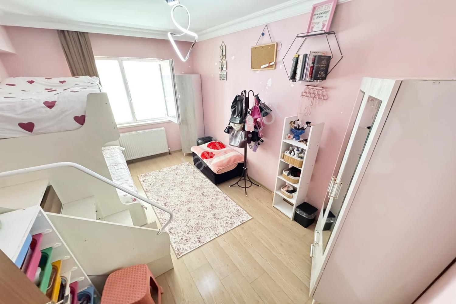 Atapark'ta Caddeye İki Sokak Kat Konumunda Ebv. Banyolu 3+1 — fotoğraf 16