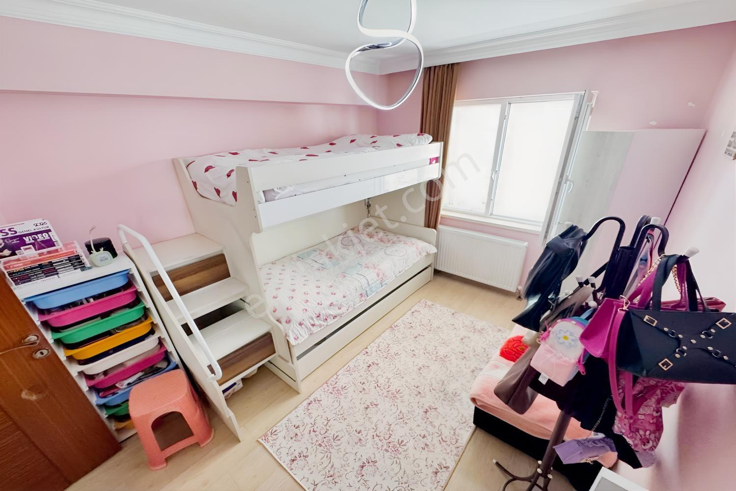 Atapark'ta Caddeye İki Sokak Kat Konumunda Ebv. Banyolu 3+1 — fotoğraf 17