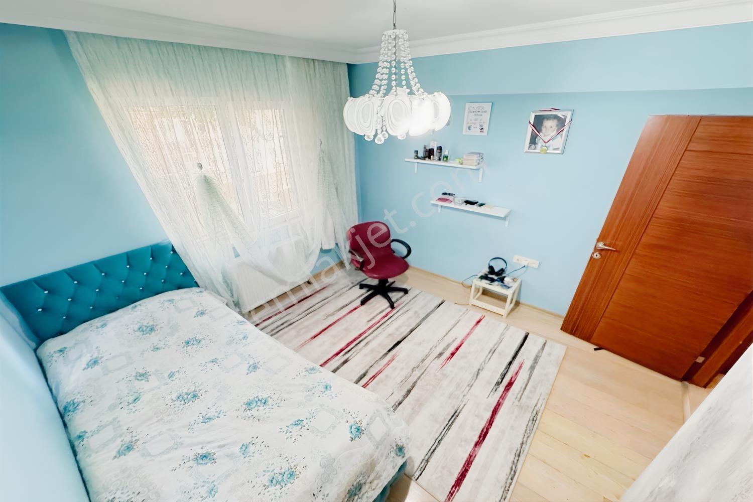 Atapark'ta Caddeye İki Sokak Kat Konumunda Ebv. Banyolu 3+1 — fotoğraf 22