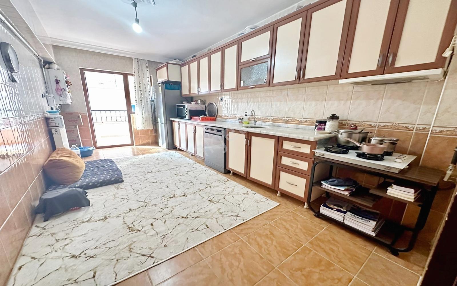 Atapark'Ta Aşık Veysel Cadde Üzeri Geniş M² Ara Kat 3+1 Daire