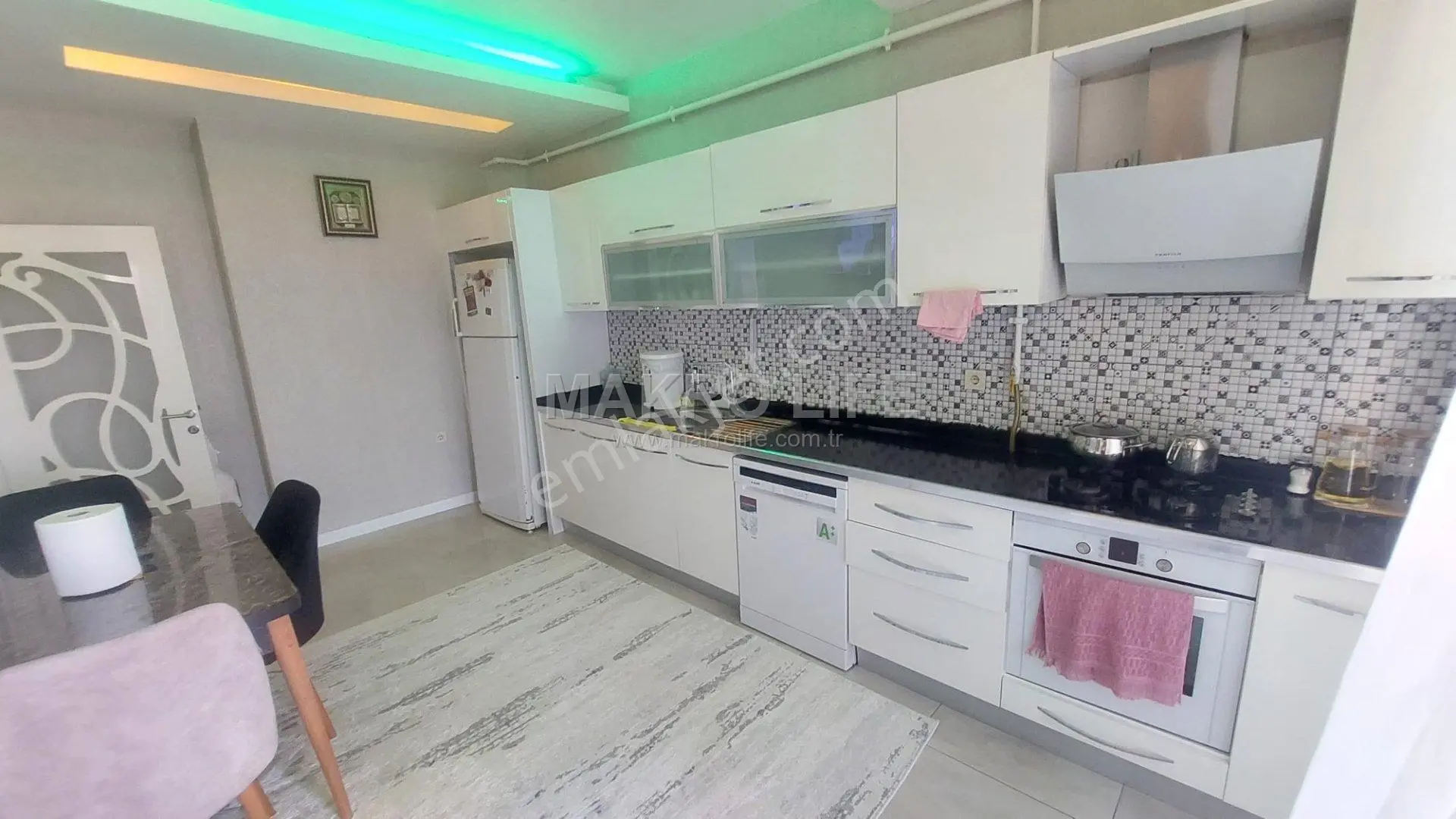 Fabrika Mahallesi'nin En Bakımlı 3+1 Dairesi Satışta — fotoğraf 3