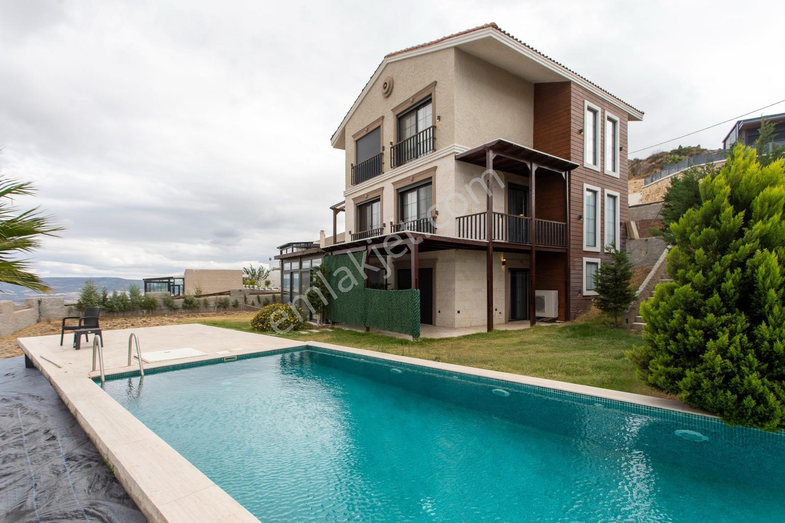 Foça Foçaköyde Havuzlu Butik Site İçerisinde Satılık 2+2 Villa