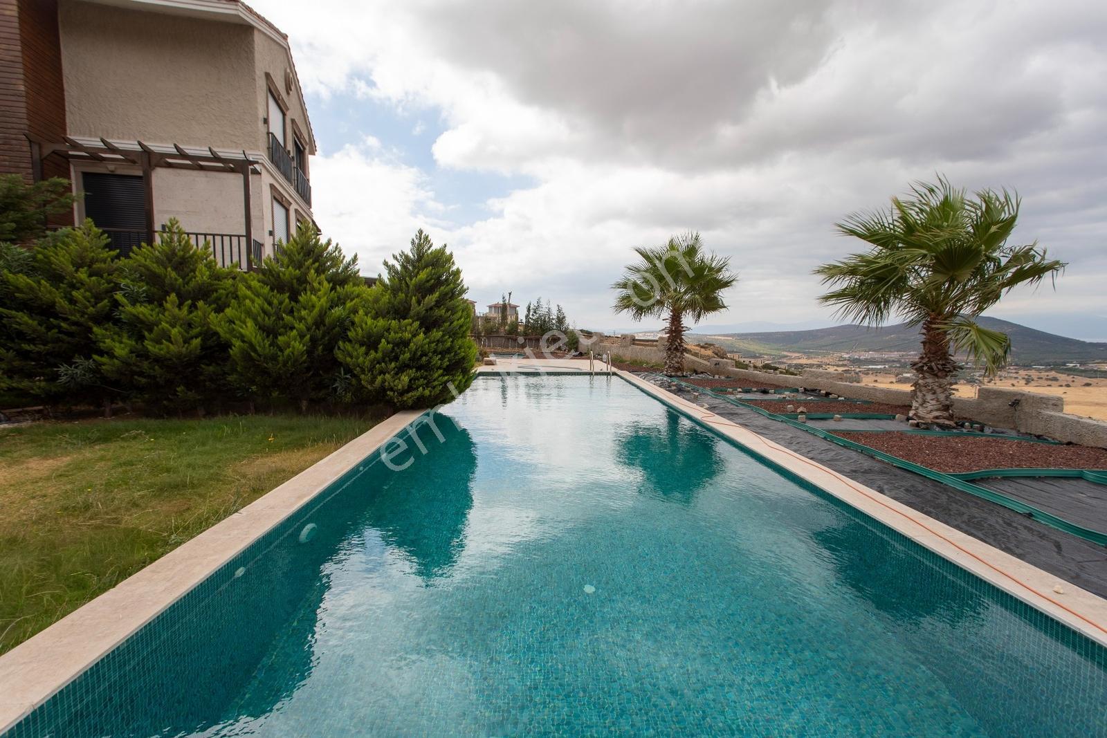 Foça Foçaköyde Havuzlu Butik Site İçerisinde Satılık 2+2 Villa — fotoğraf 2