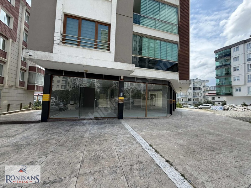 Rönesans Emlaktan Aydınlık Caddesine Cephe Köşe Kiralık Dükkan — fotoğraf 3