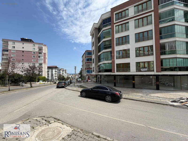 Rönesans Emlaktan Aydınlık Caddesine Cephe Köşe Kiralık Dükkan — fotoğraf 4