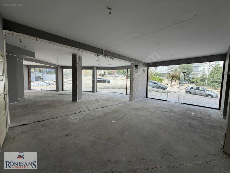 Rönesans Emlaktan Aydınlık Caddesine Cephe Köşe Kiralık Dükkan — fotoğraf 7
