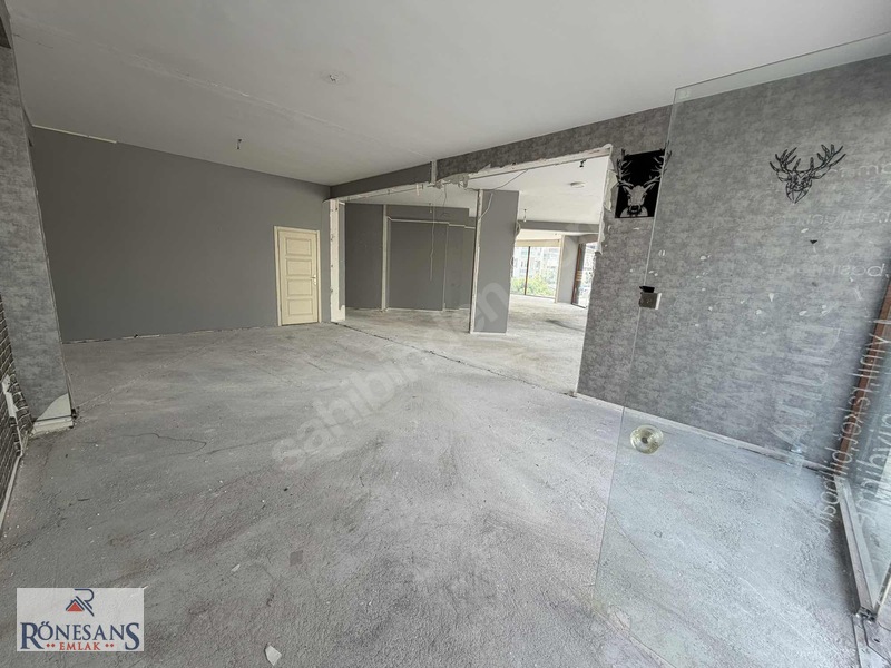 Rönesans Emlaktan Aydınlık Caddesine Cephe Köşe Kiralık Dükkan — fotoğraf 8