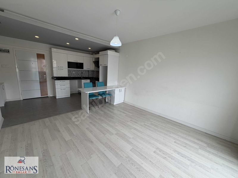 Rönesans Emlak'tan Güvenlikli Site İçinde Ulaşıma Yakın 1+1 — fotoğraf 22