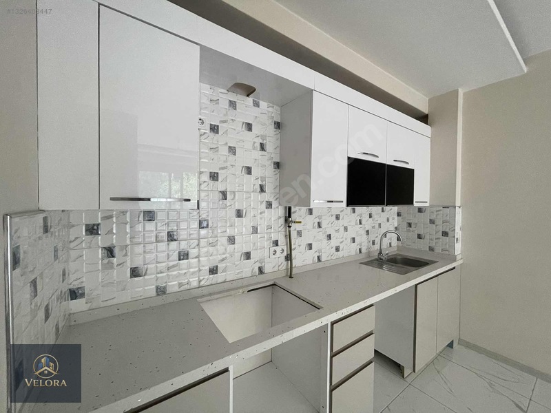 Bayraklı Çiçek Mahallesi'nde 2+1 Acık Mutfak Kiralık Daire — fotoğraf 2