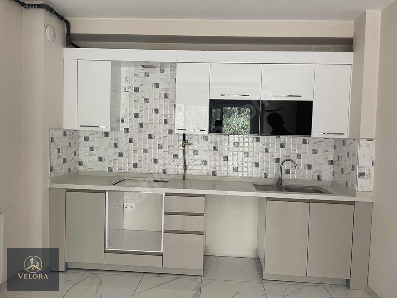 Bayraklı Çiçek Mahallesi'nde 2+1 Acık Mutfak Kiralık Daire — fotoğraf 3