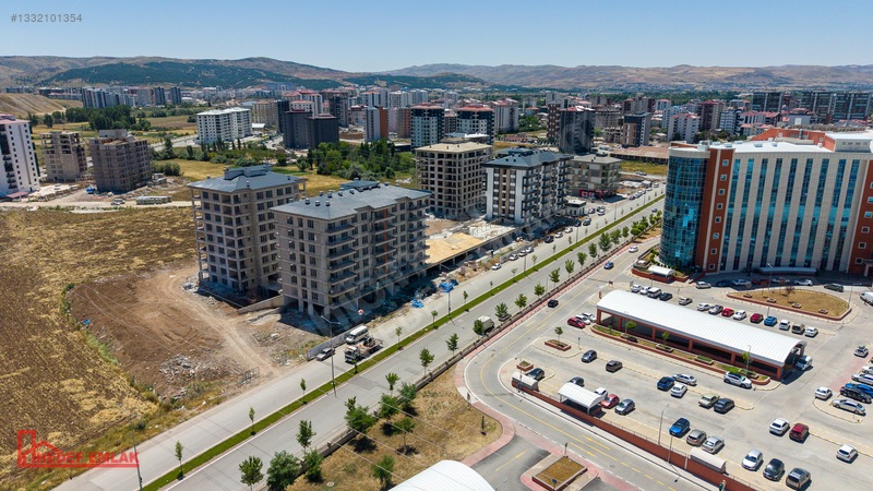 Hedef Emlak'tan Numune Ana Caddede Satılık 1+1 Ultra Lux Daire — fotoğraf 3