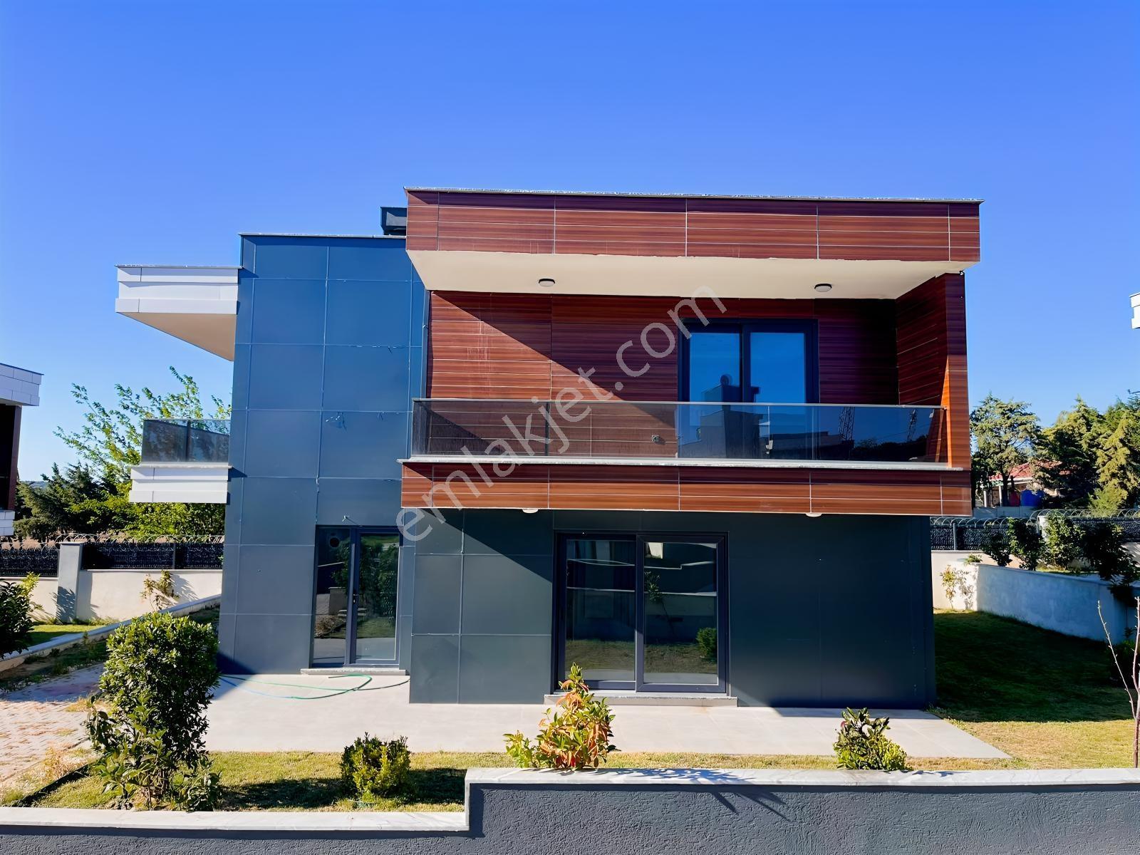 Silivri Ortaköyde İskanlı Havuzlu Sitede 4+1 Sıfır Villa